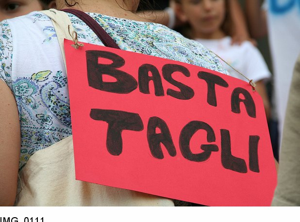 Mons. Galantino: «Basta tagli alla scuola per poi sprecare altrove»