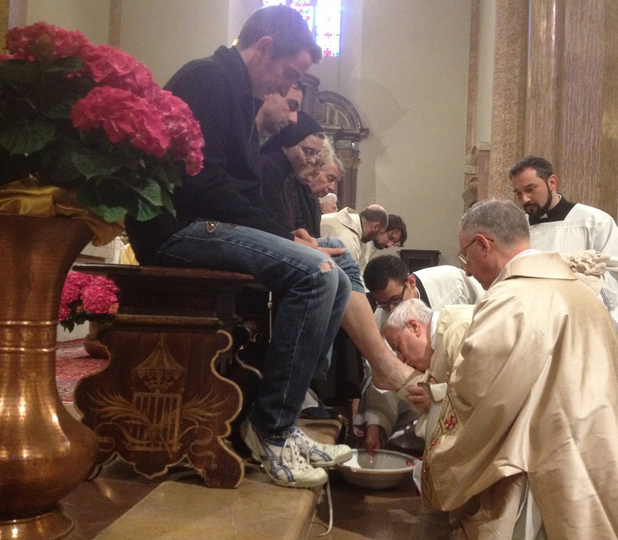 Perugia: celebrata dal cardinale Gualtiero Bassetti la Coena Domini in cattedrale, compiendo il rito della lavanda dei piedi a destinatari e operatori della carità