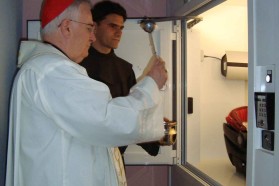Perugia: il Cardinale Bassetti benedice la “Culla per la vita”