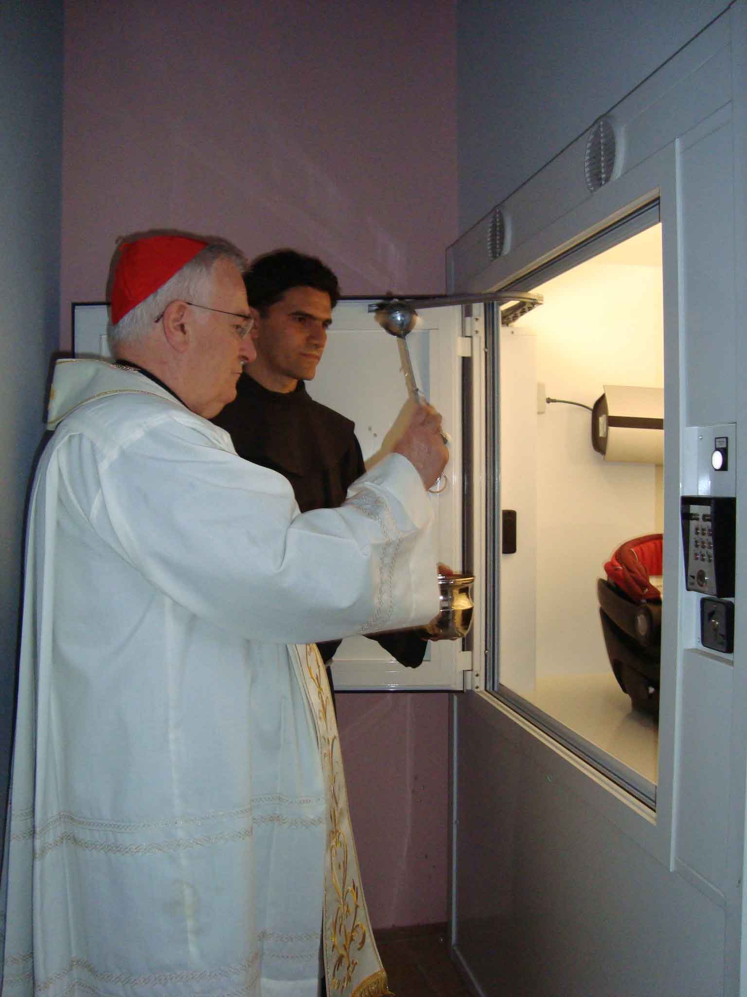 Perugia: il Cardinale Bassetti benedice la “Culla per la vita”