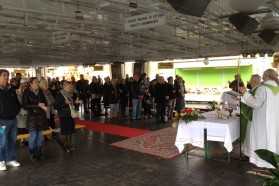 Perugia: il cardinale Gualtiero Bassetti accolto con tanto calore dalle famiglie degli “spettacolisti viaggianti” del Luna Park