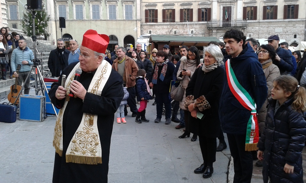 Perugia, il cardinale Gualtiero Bassetti allinaugurazione del Presepe allestito dai giovani della Caritas in piazza IV Novembre