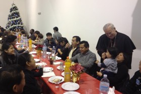 Perugia, Natale di condivisione con famiglie in difficoltà e persone sole. Il cardinale Gualtiero Bassetti a pranzo nella sala parrocchiale in San Mariano-Girasole