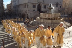 Perugia: le celebrazioni del Triduo pasquale presiedute dal cardinale arcivescovo Gualtiero Bassetti nella cattedrale di San Lorenzo precedute dalla Messa crismale del Mercoledì Santo