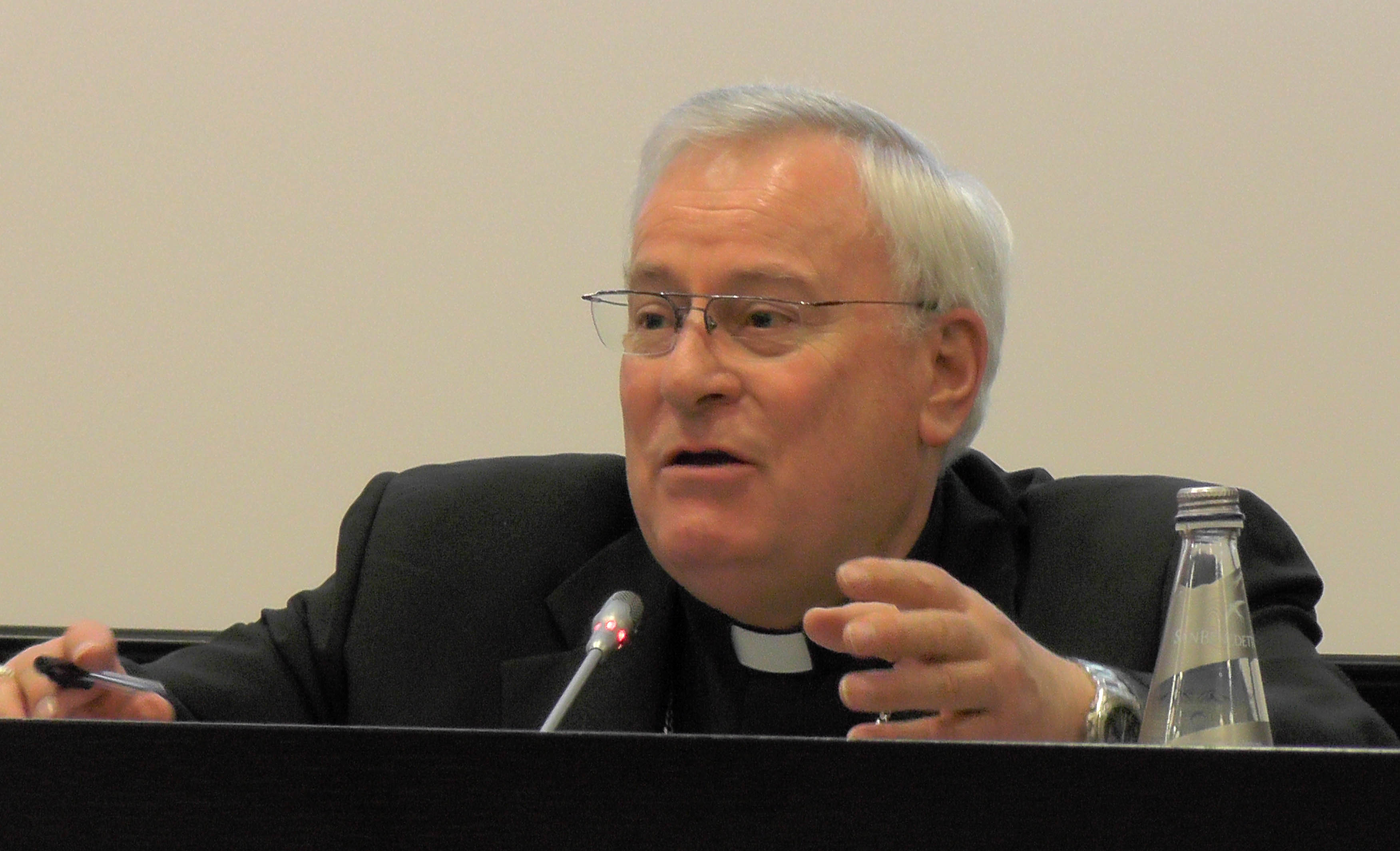 Il cardinale Gualtiero Bassetti sulle colonne de «LOsservatore Romano» offre una riflessione dal titolo «Enciclica sociale»,un commento dalla Rerum Novarum alla Laudato Si’. Papa Francesco «ha saputo cogliere con grande acume «leccezionale momento di transizione che sta vivendo il mondo contemporaneo».