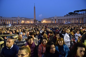 Perugia all8° Incontro Mondiale delle Famiglie con papa Francesco, che si terrà a Philadelphia (Usa) dal 22 al 27 settembre,e alla Grande Veglia di Preghiera per lapertura del Sinodo sulla Famiglia del 3 ottobre
