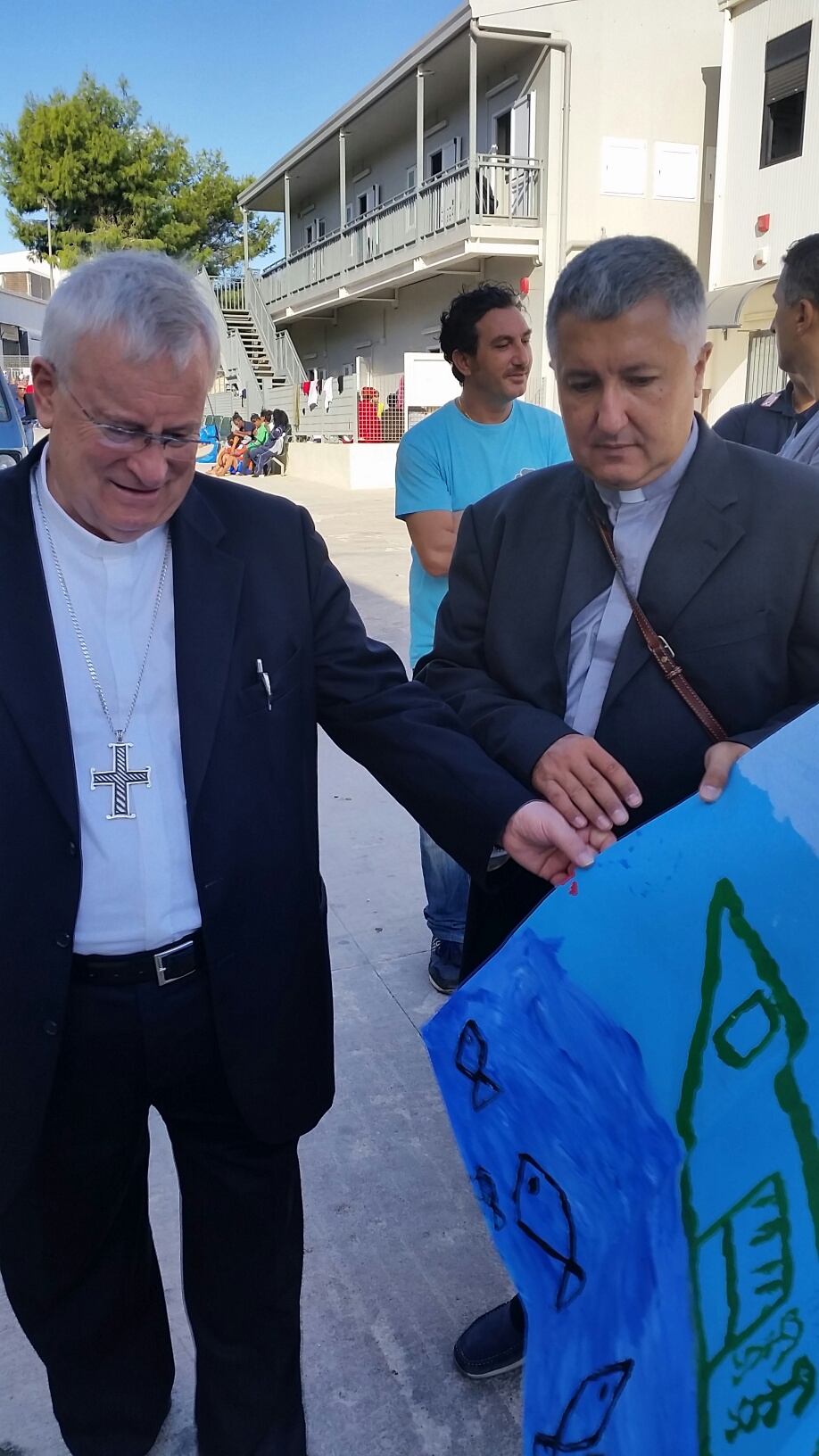 Il cardinale Gualtiero Bassetti alla Porta dEuropa, lisola di Lampedusa, i cui abitanti fanno scuola di accoglienza e carità