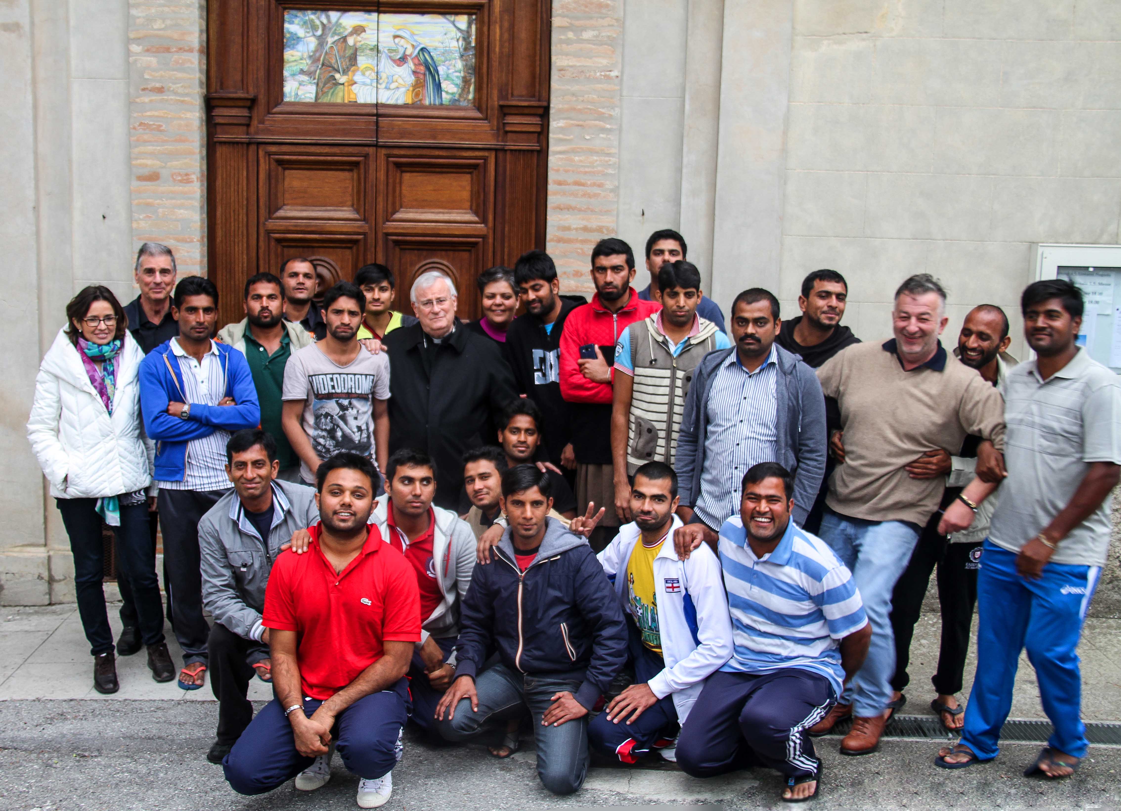 Perugia: Al Pranzo di Natale offerto dal cardinale Bassetti anche 25 profughi pakistani ospiti della Caritas diocesana. Come dono un primo permesso di soggiorno
