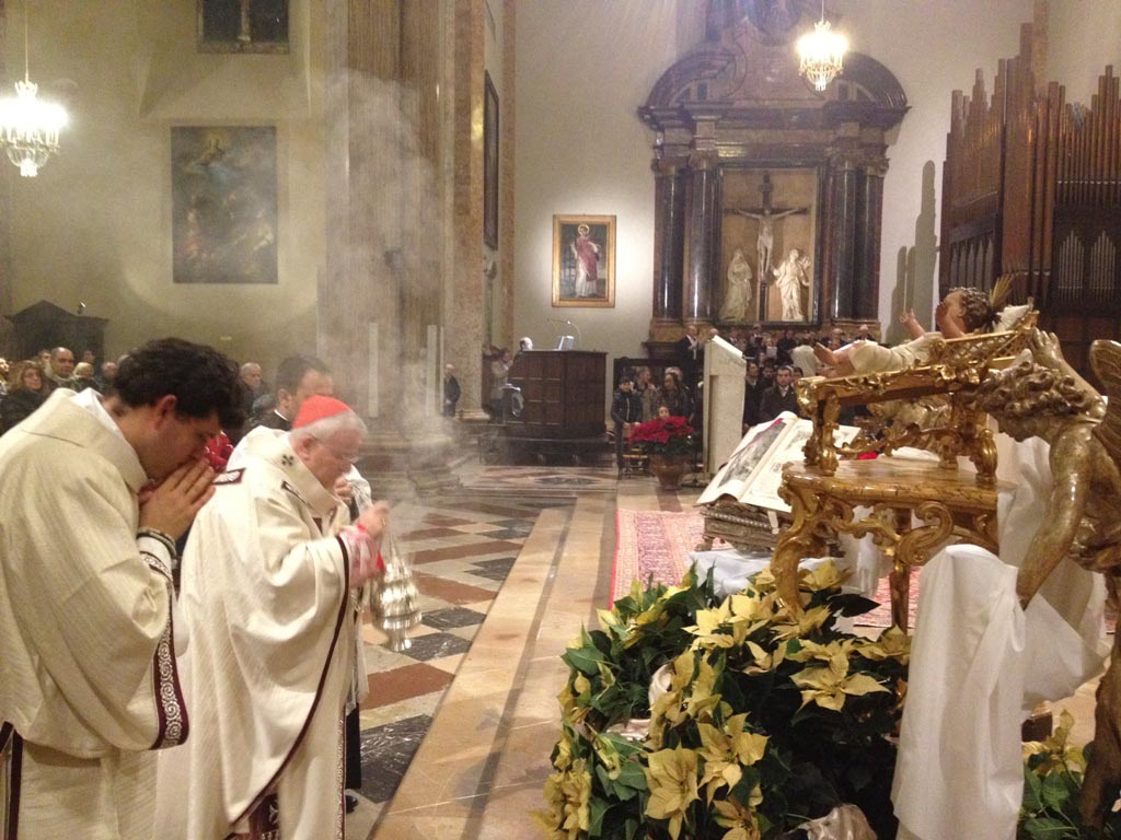 Perugia: messa della Notte di Natale nella cattedrale di San Lorenzo. Il cardinale arcivescovo Gualtiero Bassetti: «Il Natale e il Giubileo siano occasione di riconciliazione, di riscoperta dellumana solidarietà e della condivisione!»