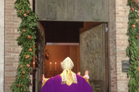 Perugia, avvio del Giubileo Straordinario: Aperta dal cardinale Bassetti la Porta della Misericordia della cattedrale alla presenza di migliaia di fedeli