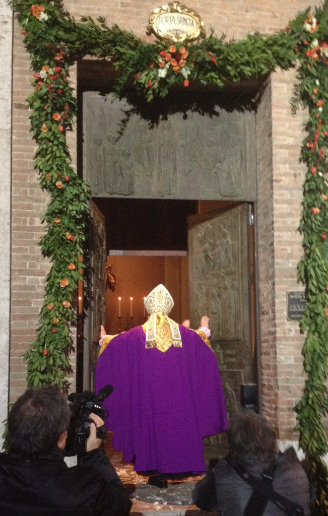 Perugia, avvio del Giubileo Straordinario: Aperta dal cardinale Bassetti la Porta della Misericordia della cattedrale alla presenza di migliaia di fedeli