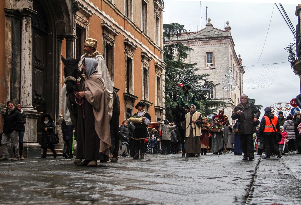 Perugia: nellEpifania del Signore i re Magi arrivano nella cattedrale di Perugia. Bassetti ai bambini: Abbiate sempre il desiderio di fare tante cose belle, di essere più buoni e generosi con i vostri amici e la vostra famiglia
