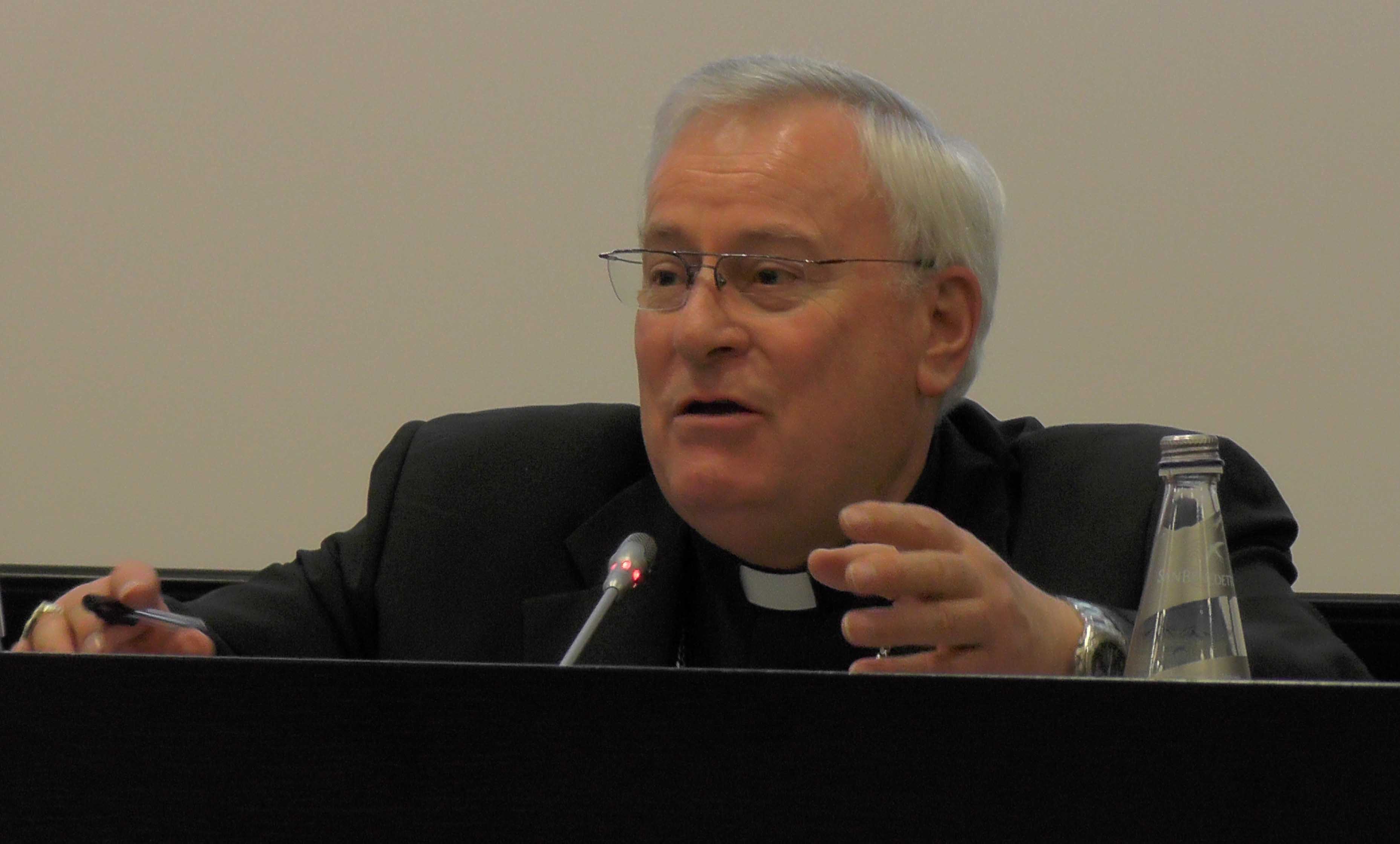 Il cardinale Gualtiero Bassetti, sulle colonne de «LOsservatore Romano», indica tre vie per realizzare «in un mondo lacerato lUnità della Chiesa». «La prima strada evidenzia il cardinale è quella della solidarietà e trova unespressione concreta nella vita quotidiana di ogni uomo e di ogni donna
».