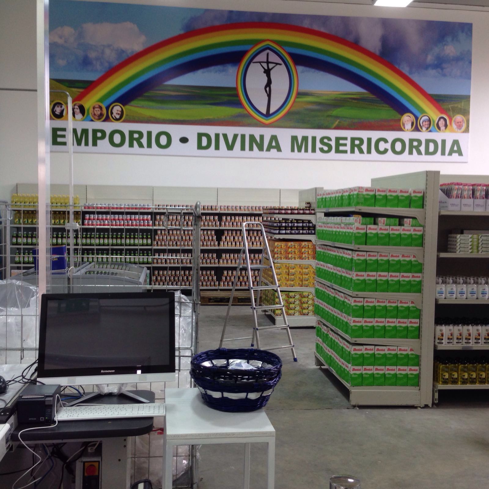 Perugia: «Dare il cibo è comunicare amore». Il cardinale Gualtiero Bassetti alla conferenza stampa di presentazione dellEmporio Caritas Divina Misericordia