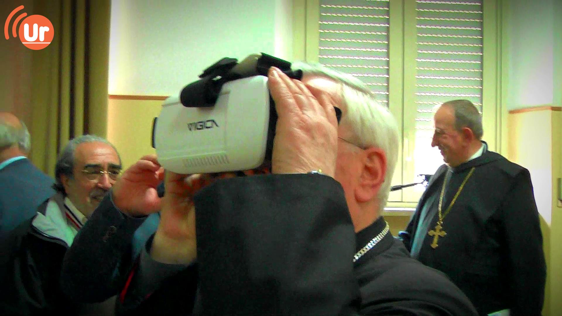 Perugia: presentati i sussidi multimediali diocesani per il Giubileo della Misericordia realizzati con il supporto tecnologico del Servizio informatico della CEI. Il cardinale Gualtiero Bassetti il primo ad effettuare il Virtual Tour con il visore 3D