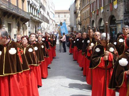 Perugia: La celebrazione del Corpus Domini preceduta dal XXVIII “Incontro compostellano” con l’inaugurazione della nuova sede della Confraternita di San Jacopo di Compostella nel complesso quattrocentesco dell’Arcivescovado