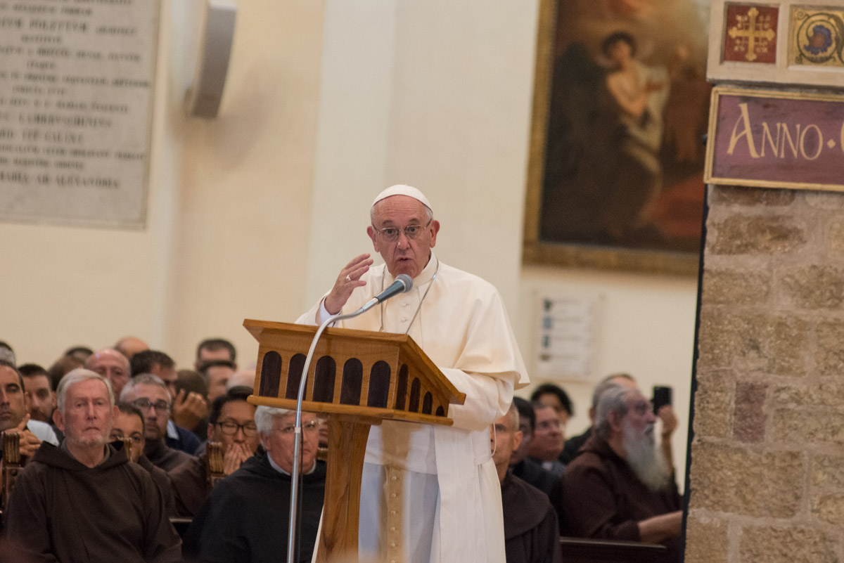 Assisi: Il Papa pellegrino tra i pellegrini dove otto secoli fa Francesco disse a vescovi e popolo di Dio Voglio mandarvi tutti in Paradiso!. Il cardinale Gualtiero Bassetti: «E come se la gente, in questa figura dalla veste bianca, che è il Vicario di Cristo, vedesse lombra della protezione di Dio»