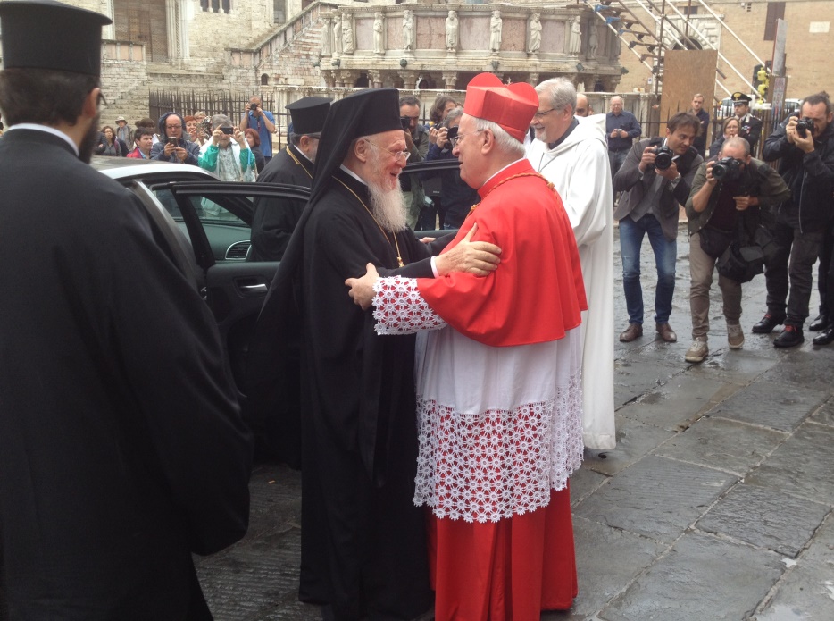 Perugia: In un clima di grande gioia e fraternità è stato accolto il patriarca Bartolomeo I dal cardinale Gualtiero Bassetti nella cattedrale di San Lorenzo per la preghiera ecumenica per la pace