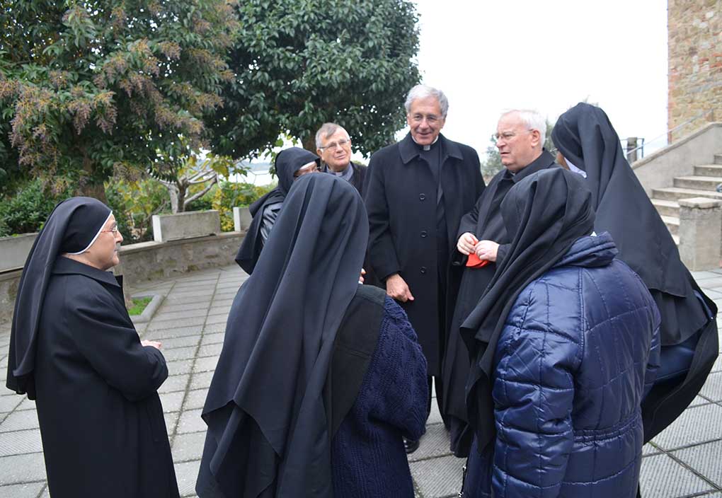 Perugia: Domenica a messa con i terremotati di Norcia ospitati a San Feliciano di Magione. Il cardinale Bassetti: «NellUmbria del Trasimeno sentitevi a casa vostra».Larcivescovo mons. Boccardo: «Essere dei buoni ingegneri per costruire ledificio interiore». «E possibile che unendo le forze tutti insieme e guardando avanti, si possa costruire speranza per orientare il nostro cammino affinché tutti possano lavorare bene per il bene».