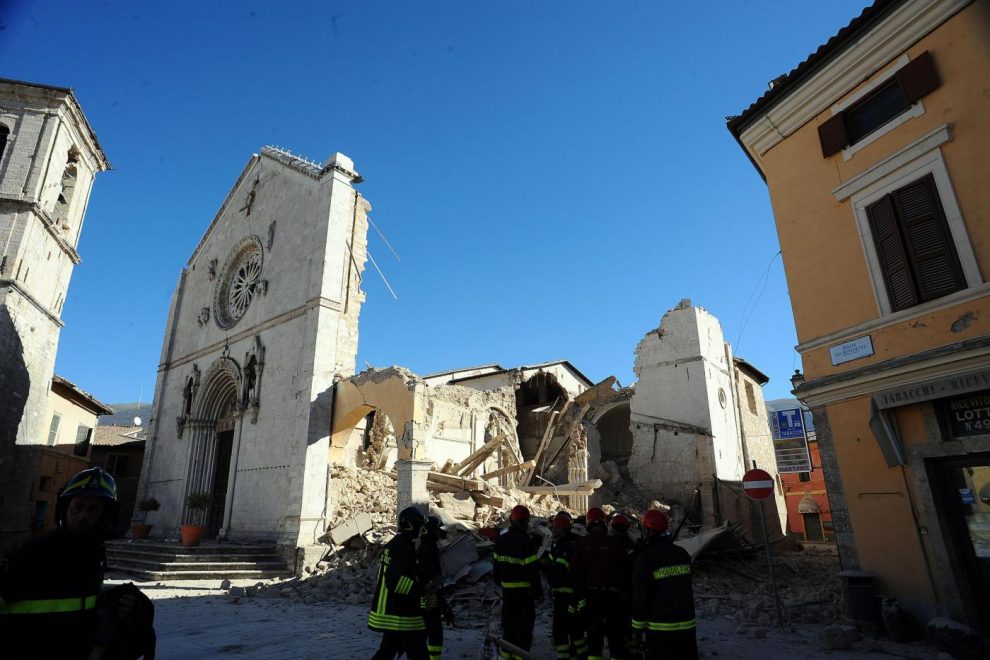Perugia: Accanto alla gente. Domenica 18 dicembre, la IV dAvvento, giornata di sensibilizzazione e raccolta offerte per sostenere i progetti della rete Caritasa favore delle popolazioni terremotate. Le iniziative natalizie rivolte alle persone di Norciaospitate in strutture alberghiere del Perugino e Lago Trasimeno