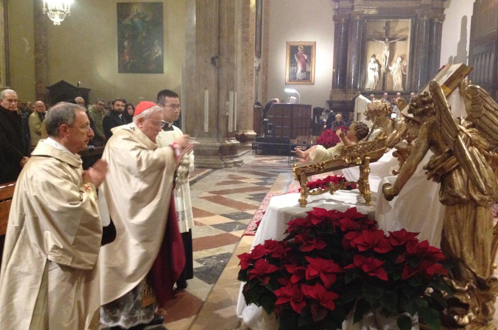 Perugia: Molti fedeli alla celebrazione eucaristica della Notte di Natale in cattedrale. Il cardinale Gualtiero Bassetti: «Il Bambino di Betlemme è colui che riconduce tutti noi al Padre
Notte santa quella di Natale che ci chiede di rinnegare le nostre infedeltà e i desideri mondani per vivere con sobrietà, giustizia e pietà