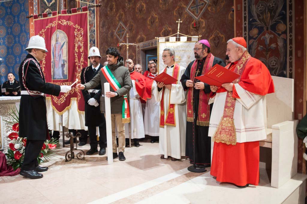 Perugia si appresta a celebrare il suo Santo patrono Costanzo, vescovo e martire. Una solennità molto attesa, che non dimenticherà nella preghiera le popolazioni terremotate. La processione della Luminaria rinsalda il legame tra la comunità civile e quella religiosa