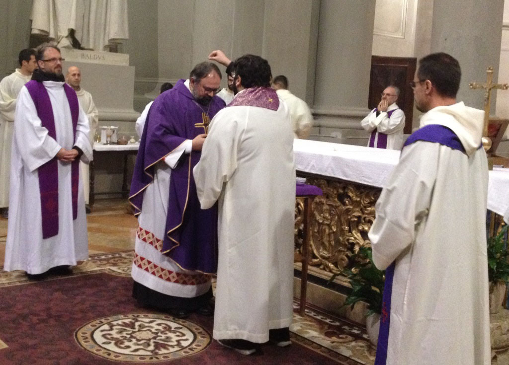 Perugia: Celebrato il Mercoledì delle Ceneri nella Chiesa dellUniversità. Il vescovo ausiliare mons. Paolo Giulietti: «Ricordati vescovo, professore, studente
che sei polvere
Solo da questa verità nasce lincontro con la grazia del Signore»
