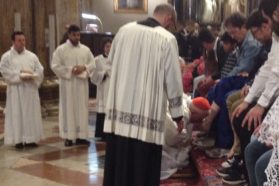 Celebrata in cattedrale la Coena Domini con la lavanda dei piedi a profughi, operai e giovani.  Il cardinale Gualtiero Bassetti: Questa lavanda «segno esemplare per tutta la comunità»