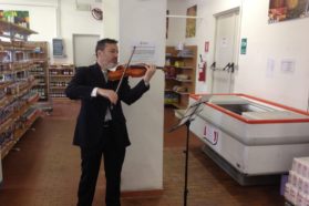 Perugia: Dal “mini concerto” di violino di David Marzoli all’Emporio “Tabgha” il messaggio evangelico «non di solo pane vivrà l’uomo»