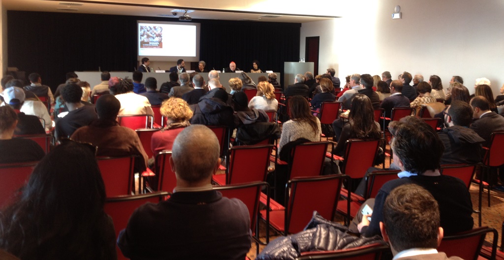 Perugia: Inaugurata la Mostra “Migranti. La sfida dell’incontro”. Il cardinale Gualtiero Bassetti: «Parlare di immigrazioni oggi… significa parlare addirittura di storia della salvezza… La presenza di Cristo è rintracciabile nelle carne sanguinante dei rifugiati e dei migranti»