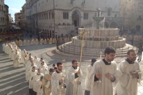Perugia: Il cardinale Gualtiero Bassetti alla Messa Crismale: «Soltanto insieme, non da soli, potremo capire come resistono “i poveri di Dio” nelle prove, anche quelle più aspre»