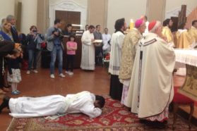 Perugia: Ordinato sacerdote don Antonio Paoletti nel santuario diocesano della Madonna  di Fatima di Città della Pieve. Il cardinale Bassetti: «Carissimo Antonio, … la Santa Vergine sia il tuo modello di carità». L’arcivescovo emerito Chiaretti: «Gli amici de “La Voce” ti hanno definito “ingegnere della salvezza”… perché tu possa essere quella “pietra viva dell’edificio spirituale”»