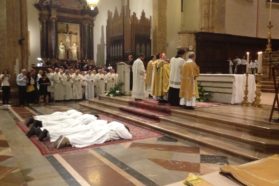 Perugia: Nella solennità della Madonna delle Grazie ordinati sei diaconi dal cardinale Bassetti. Il porporato ai numerosi giovani presenti: «Fate della vostra vita l’ostensorio di tante attese  e di tante speranze che cogliamo attorno a noi, perché ne abbiamo tutti bisogno»