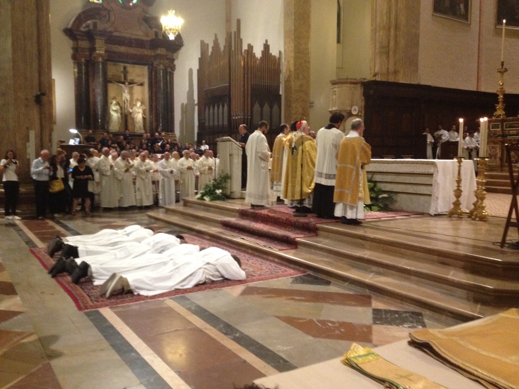Perugia: Nella solennità della Madonna delle Grazie ordinati sei diaconi dal cardinale Bassetti. Il porporato ai numerosi giovani presenti: «Fate della vostra vita l’ostensorio di tante attese e di tante speranze che cogliamo attorno a noi, perché ne abbiamo tutti bisogno»