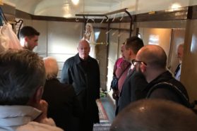 In preghiera con Maria sul “treno storico” pellegrini verso San Pietro. Papa Francesco ai fedeli perugino-pievesi accompagnati dal cardinale Gualtiero Bassetti: «Andate avanti nel vostro cammino di fede sotto lo sguardo premuroso e tenero della nostra Mamma Celeste».