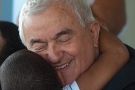 Il Legno di Gesù.  L’eredità di don Benzi: prendersi cura degli ultimi per amore a Cristo. La Chiesa italiana accolga il suo esempio senza essere ossessionata dal carrierismo e dal potere  Il cardinale Gualtiero Bassetti su Il Settimanale de «L’Osservatore Romano»