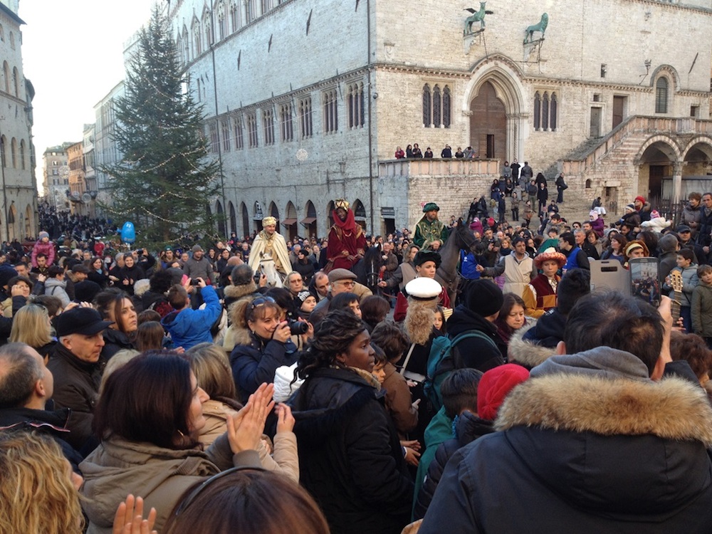 Perugia: Le celebrazioni natalizie presiedute dal cardinale Gualtiero Bassetti. Il 25 dicembre a pranzo con 165 ospiti della Caritas diocesana a “Villa Sacro Cuore”