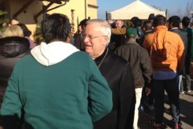 Perugia: Il cardinale Gualtiero Bassetti, il giorno di Natale, a pranzo con gli ospiti della Caritas. «La festa di Natale è la festa degli affetti e quando stiamo lontani dalla nostra famiglia si soffre in modo particolare»