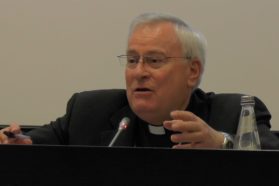 Il cardinale Gualtiero Bassetti sulle colonne de Il Settimanale de L’Osservatore Romano: «fondamentale tornare a ripensare il futuro, con carità e speranza, con coraggio e concretezza.  E con un unico grande obiettivo: quello di ricucire, anzi, di rammendare l’Italia»