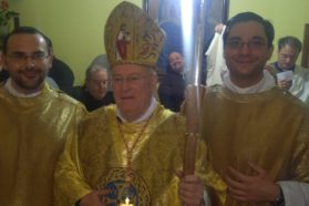 Perugia: Il cardinale Gualtiero Bassetti, nella solennità dell’Immacolata, ha ordinato due giovani diaconi.  Il presule alla folla di fedeli e ai due neo diaconi: «Maria vi invita a vivere con il suo stesso atteggiamento di amore e di servizio in mezzo ai suoi fratelli…, coloro che sono rifiutati»