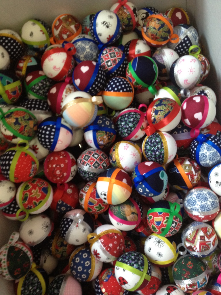 Perugia: Distribuite 500 “speciali” palline natalizie realizzate con cura dalle ospiti del “Villaggio della Carità” per sostenere l’Emporio della Solidarietà “Tabgha”