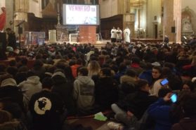 Perugia: Più di mille giovani alla Veglia di preghiera di Avvento con il cardinale Bassetti. «Ragazzi, coraggio, fate come i Magi, partite!»