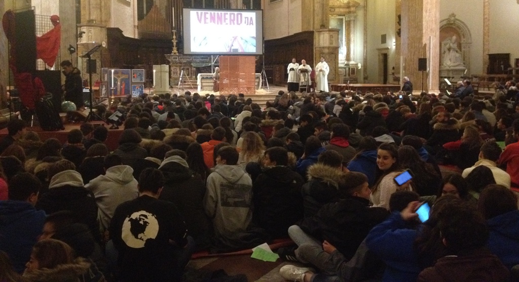 Perugia: Più di mille giovani alla Veglia di preghiera di Avvento con il cardinale Bassetti. «Ragazzi, coraggio, fate come i Magi, partite!»