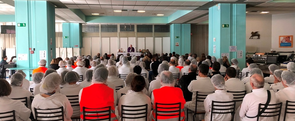 Perugia, stabilimento Nestlé: Celebrata la “Pasqua della Perugina”. Il cardinale Gualtiero Bassetti: «Mi sta a cuore il futuro delle vostre famiglie e dei vostri figli…, mentre noto che tanti giovani abbandonano la nostra amata terra per motivi di lavoro»