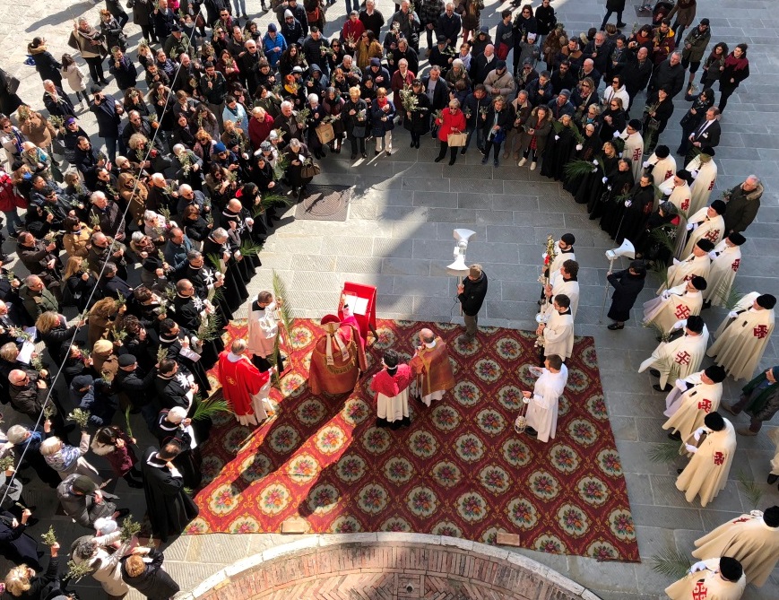 Perugia: Celebrata la Domenica delle Palme nella cattedrale di San Lorenzo. Il cardinale Bassetti: «Accanto alla Via Crucis di Gesù sta la via crucis di tanti nostri fratelli. Rimaniamo sempre con la mente e con il cuore accanto al Crocifisso e ai crocifissi».