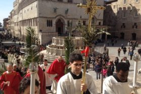 Domenica delle Palme. Il cardinale Gualtiero Bassetti:  «imitare quei bambini di Gerusalemme che agitavano rami di palme andando incontro al Signore»