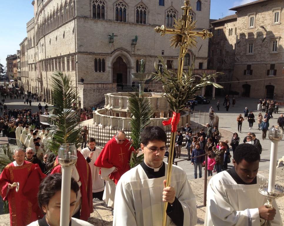 Domenica delle Palme. Il cardinale Gualtiero Bassetti: «imitare quei bambini di Gerusalemme che agitavano rami di palme andando incontro al Signore»