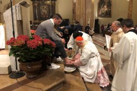 Perugia: Celebrata la Coena Domini in Cattedrale. Il cardinale Bassetti: «Lavare i piedi non è un gesto ma un modo di vivere»