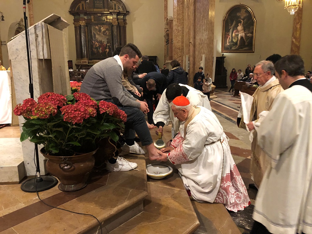 Perugia: Celebrata la Coena Domini in Cattedrale. Il cardinale Bassetti: «Lavare i piedi non è un gesto ma un modo di vivere»