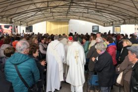 Perugia: Un popolo in festa per il lavoro e la solidarietà davanti alla cappella dell’Assunta, nel cuore della zona industriale di San Sisto-Sant’Andrea della Fratte.  Il cardinale Gualtiero Bassetti: «Vogliamo che il lavoro, che è pane e vita, non manchi  a nessuno» e sulla crisi in Siria ha ricordato le parole del nunzio apostolico cardinale Mario Zenari: «La Siria, ormai da diversi anni, è cinque volte l’inferno»